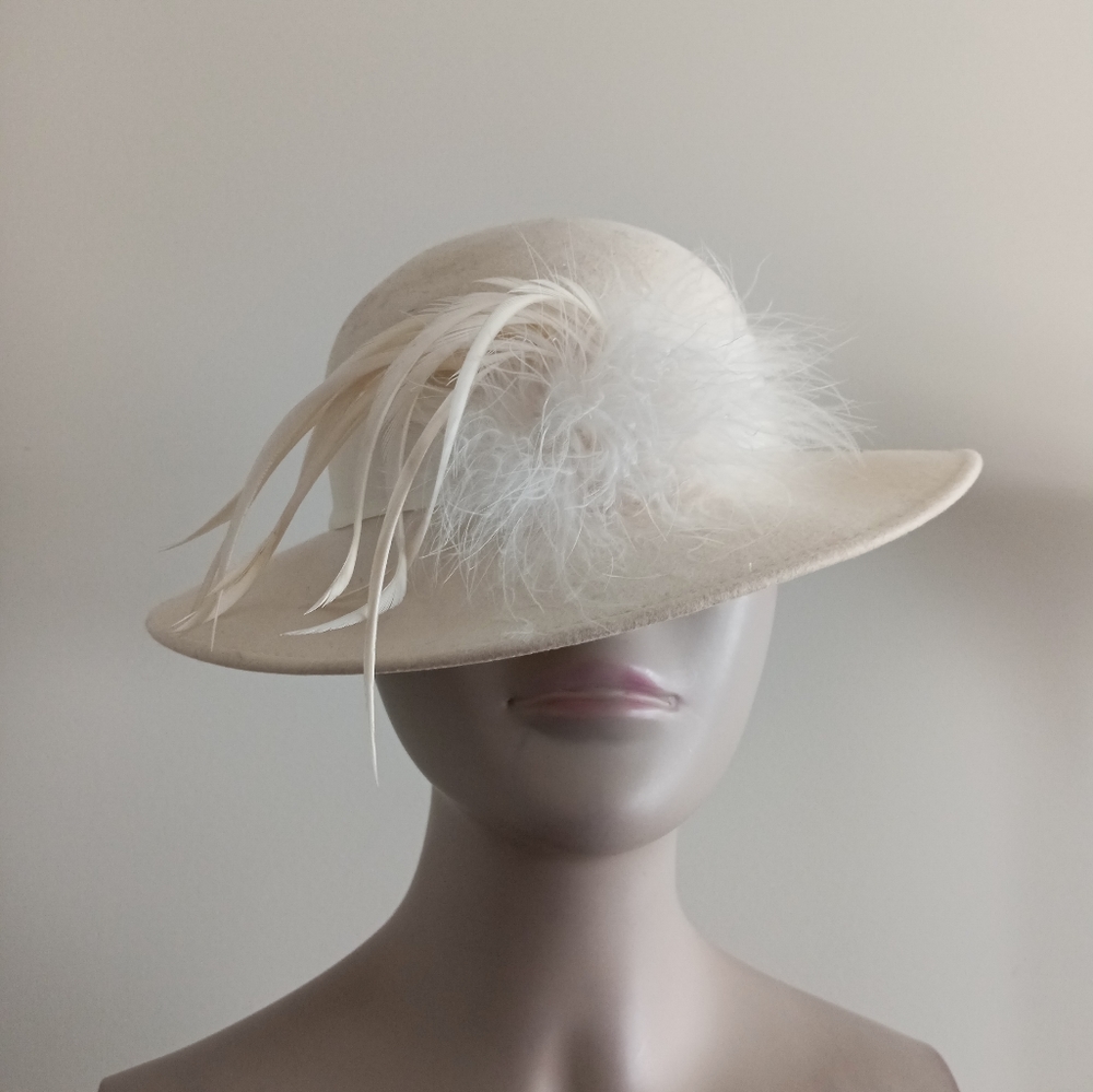 Amanda Smith vintage white wool hat with feather